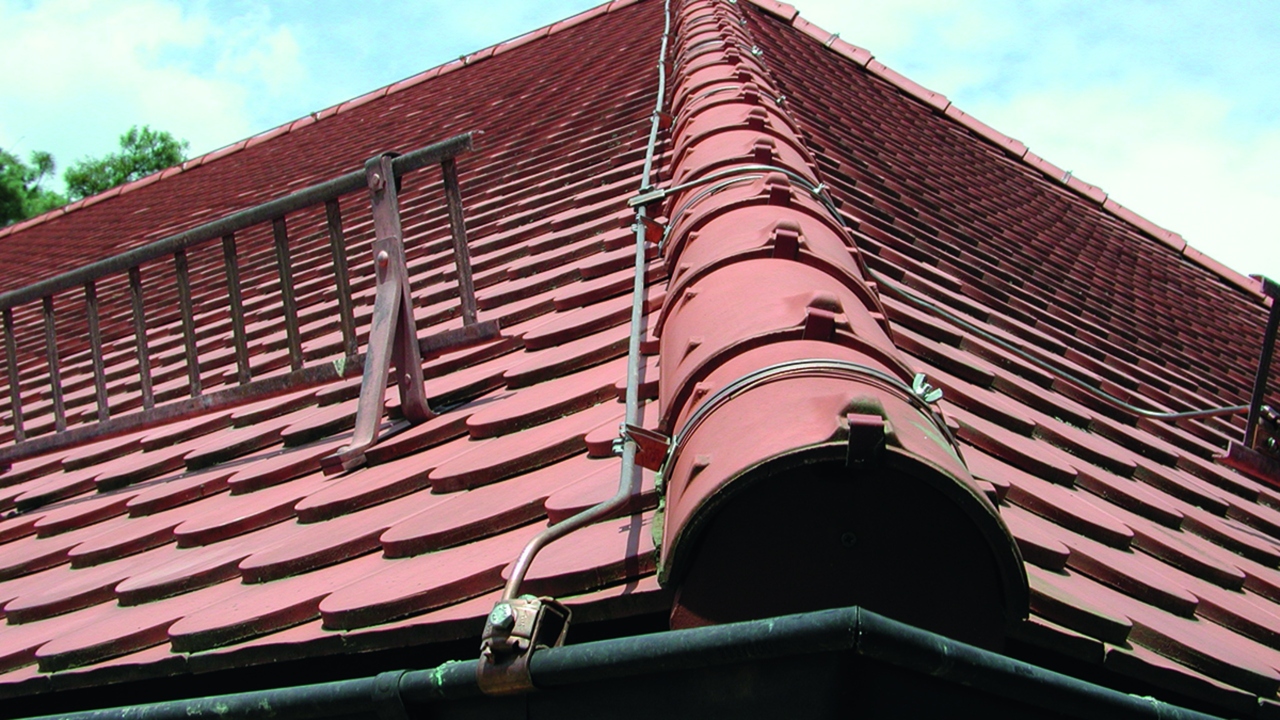 Этапы установки молниеотвода на крыше